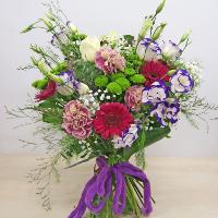 Bouquet amb flors de temporada i roses