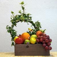 Caixa amb fruites de temporada.